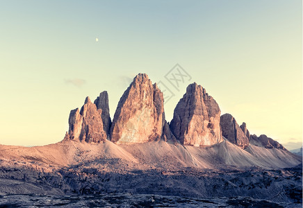 日落时的TreCime全景意大利多洛米人图片