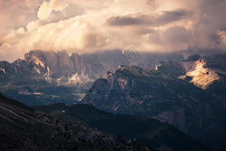 山脉日落的全景ValdiFassa意大利多洛米特人xA图片