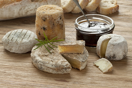 法国传统的山羊干酪叫做切维丘干酪皮科d或图片