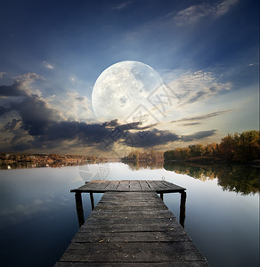 在愚人月亮下的河上钓鱼码头由美国航天局提供的图像图片