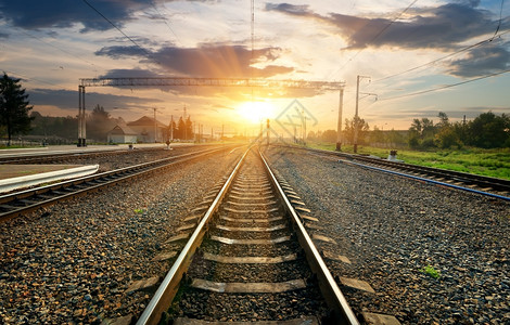 日落时的铁路和小型站点图片