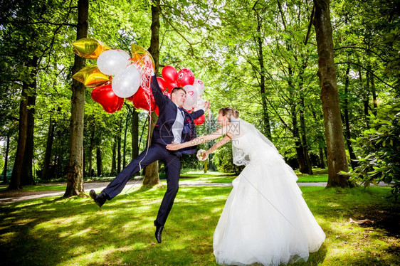 带气球的新娘和郎图片