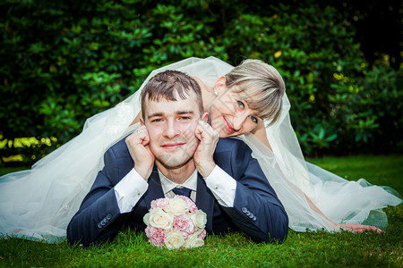 快乐的年轻结婚夫妇野餐图片