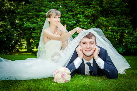 快乐的年轻结婚夫妇野餐图片