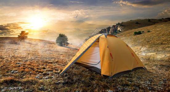 日出时秋山旅游帐篷图片