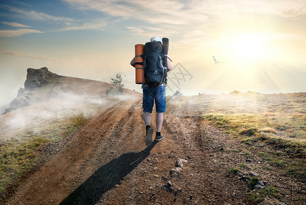 沿路爬上山的旅游者图片