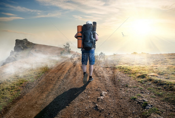 沿路爬上山的旅游者图片