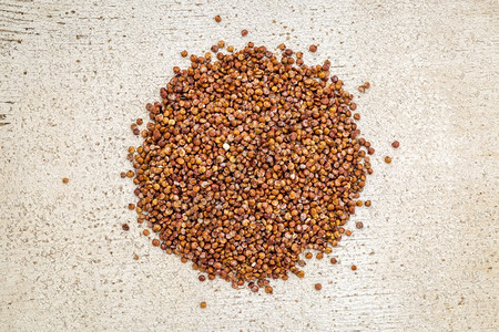 免费的红quinoa谷物与生锈白漆的谷仓木相对顶端视图图片