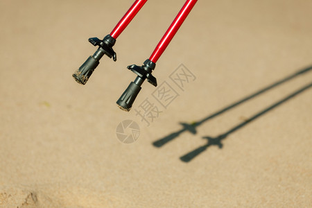 红色喜报北欧步行设备沙滩上的红棍活跃健康的生方式背景