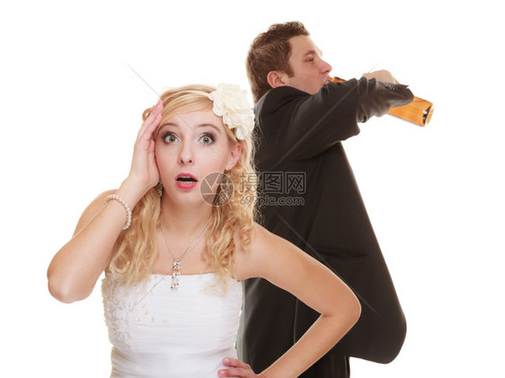 夫妻结婚不快乐的新娘和酒郎展望未来的妇女做出决策暴力酗酒问题概念图片