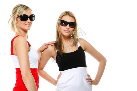 两个穿着夏衣和太阳镜的漂亮感疯女人演播室拍的白底片图片