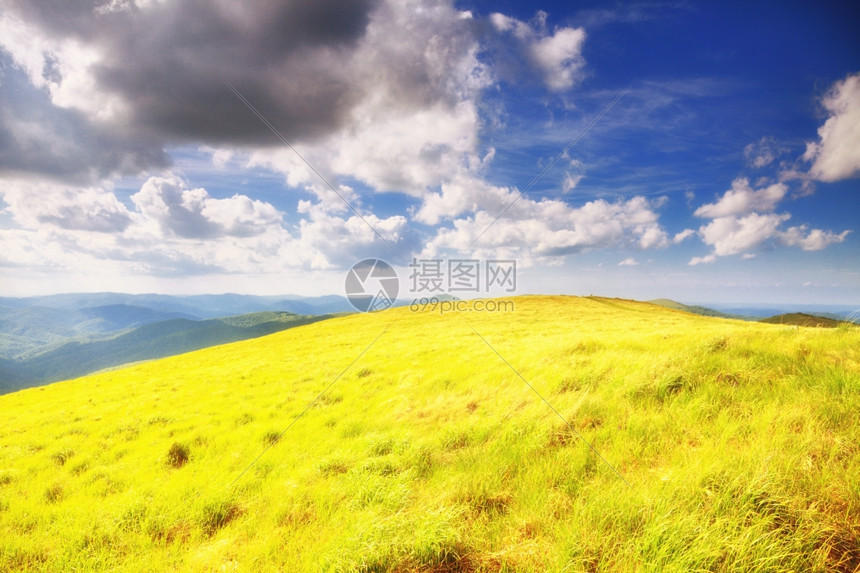 山丘美丽的夏季风景在山的黑暗天空中乌云布兹扎迪波兰图片