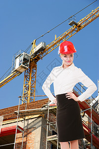 建筑工地的红色安全头盔女建筑师大楼图片
