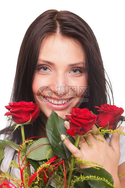 一位有魅力的年轻女子拿着红玫瑰的特写肖像图片