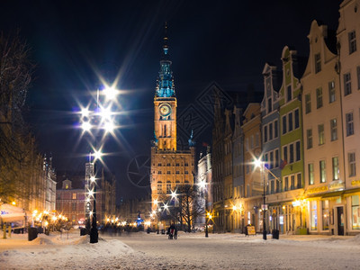 波兰格但斯克丹泽欧洲的主要城市波兰拉图什市政厅拉图什以哥特和文艺复兴建筑风格造长街市场冬季雪夜风景图片