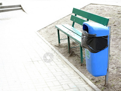 蓝色粘糊垃圾桶或罐子和街上板凳图片