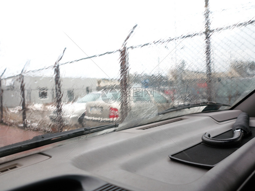 用挡风玻璃擦机在雨前窗口驾驶汽车图片