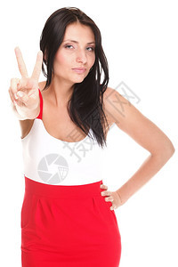 穿着红礼服的感拉丁女人脸红白美丽的黑红的欢迎笑容向您展示了和平标志孤立的白色图片