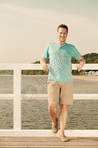 快乐暑假和人的概念码头海景的英俊男子时装肖像图片