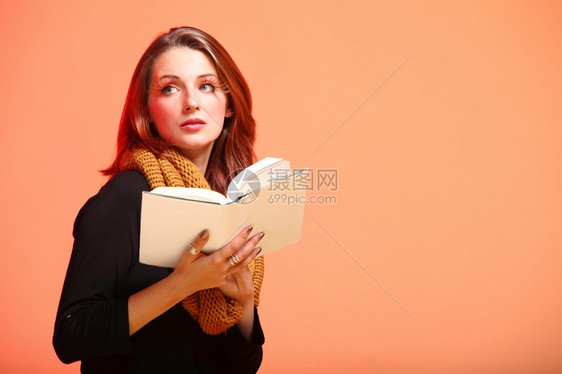 秋色时装女天学生满身长的书假橙色眼睫毛图片