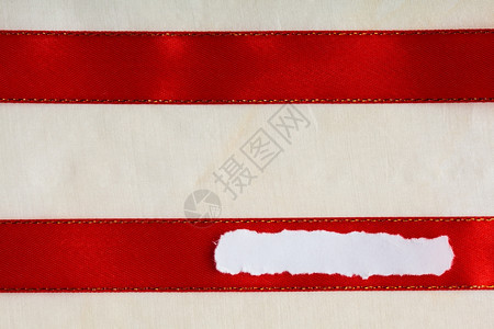 白条或被撕碎的纸横幅空白的复制间用于文字信息红色丝带亮布背景图片