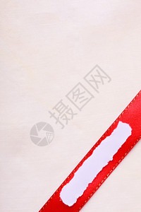 白条或被撕碎的纸横幅空白的复制间用于文字信息红色丝带亮布背景图片