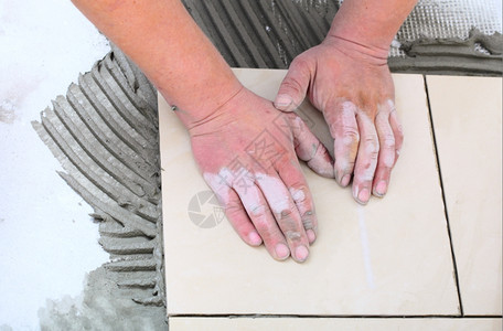 房屋改良翻新建筑工人砖铺瓦瓷地板粘合图片