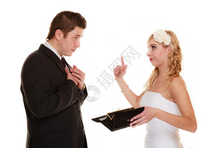 婚姻和金钱的高结费用概念夫妻新郎和娘的钱包空着新娘坏关系冲突孤立地争吵图片