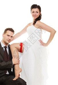 新婚夫妇郎和感娘在腿上穿着红色长袍的全幸福的新婚夫妇郎和感娘图片