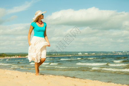 假期旅行和自由概念穿着夏衣的漂亮女孩在海滩上奔跑年轻女在海上休闲愉快图片