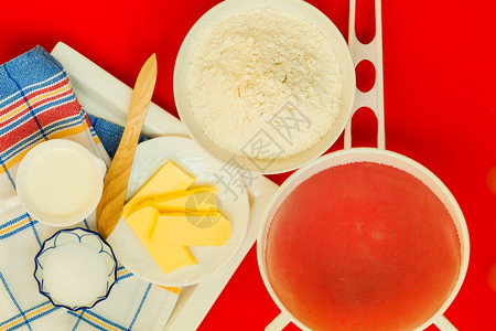烹饪概念准备烘烤原料和厨房工具以在红的不粘硅片垫子上做蛋糕最高视图图片