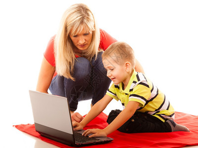 教育技术互联网和为人父母的概念带手提电脑的男孩和母亲图片