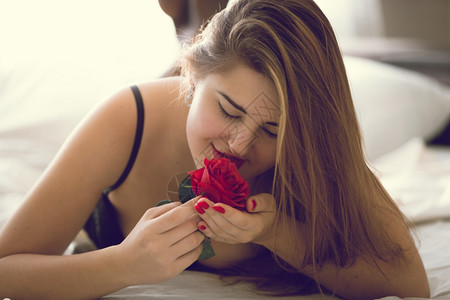 穿着红玫瑰的感女人近身肖像床上装着红玫瑰的感女人图片