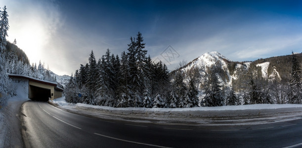 在长转的雪山上美丽全景照光高速公路图片