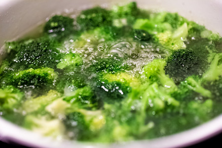 热水中沸的新鲜绿花椰菜图片