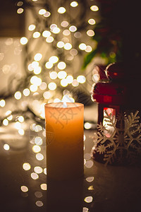 圣诞节灯光点燃蜡烛的紧贴镜头图片