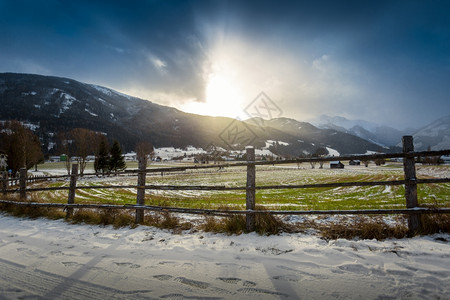奥地利阿尔卑斯山日落时的高原景观图片