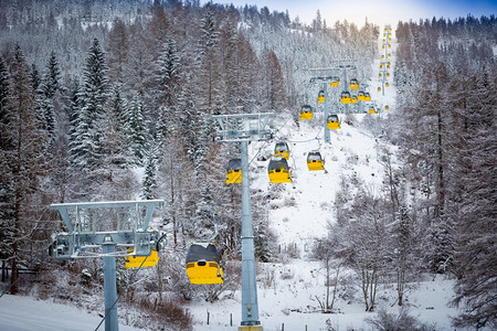 滑雪斜坡上长线电缆汽车的美丽全景拍摄图片