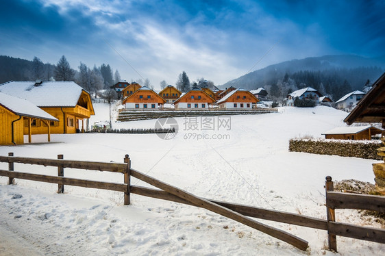 奥地利城镇山上美丽的冬季农场景色图片