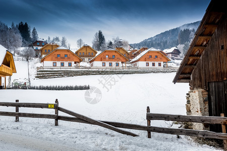 冬季阿尔卑斯山的小镇图片