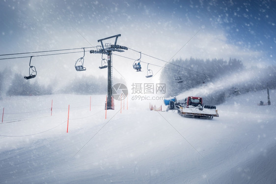 奥地利阿尔卑斯山的长滑雪电梯线和工作的美丽景色图片