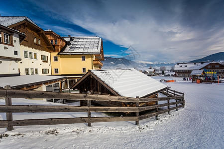 雪覆盖奥地利阿尔卑斯山的传统小屋和滑雪度假胜地图片