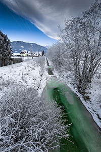 冬季在高山谷的大河道冰雪覆盖着高山谷图片