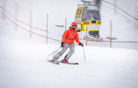 穿红色外套专业滑雪手快速下山图片