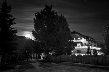 星之夜木制小屋黑白照片图片