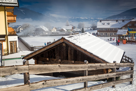 白雪覆盖的阿尔卑斯山度假区图片