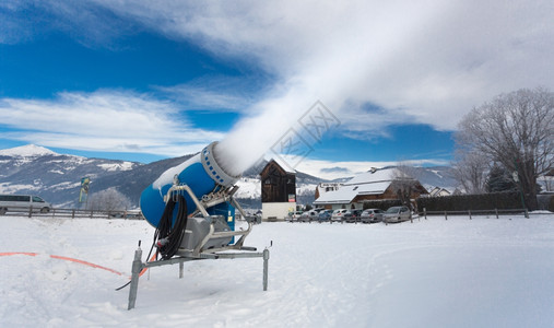 在阿尔卑斯山寒冷的滑雪度假胜地制造人雪图片