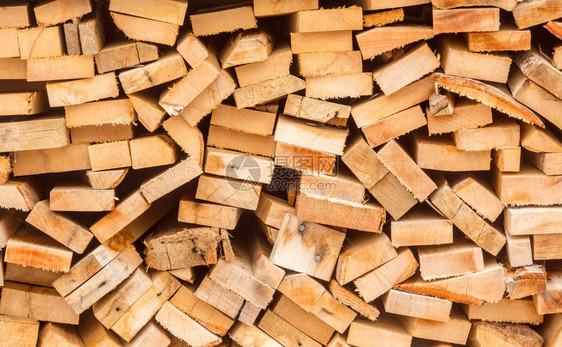 冬季堆积成的切碎木柴图片