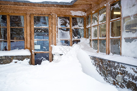 古典奥地利木制房屋大窗户被雪遮盖图片
