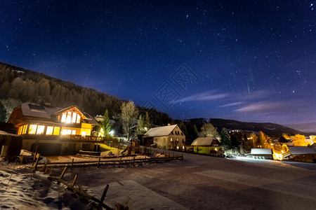 美丽的高地奥利小屋夜间雪覆盖图片